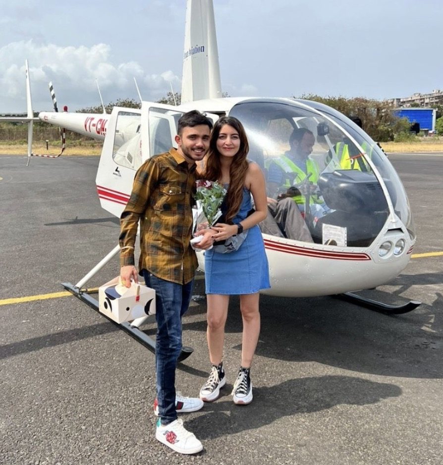 Helicopter Ride in Mumbai का हवाई दृश्य, सूर्यास्त के समय Marine Drive और समुद्र तट के ऊपर