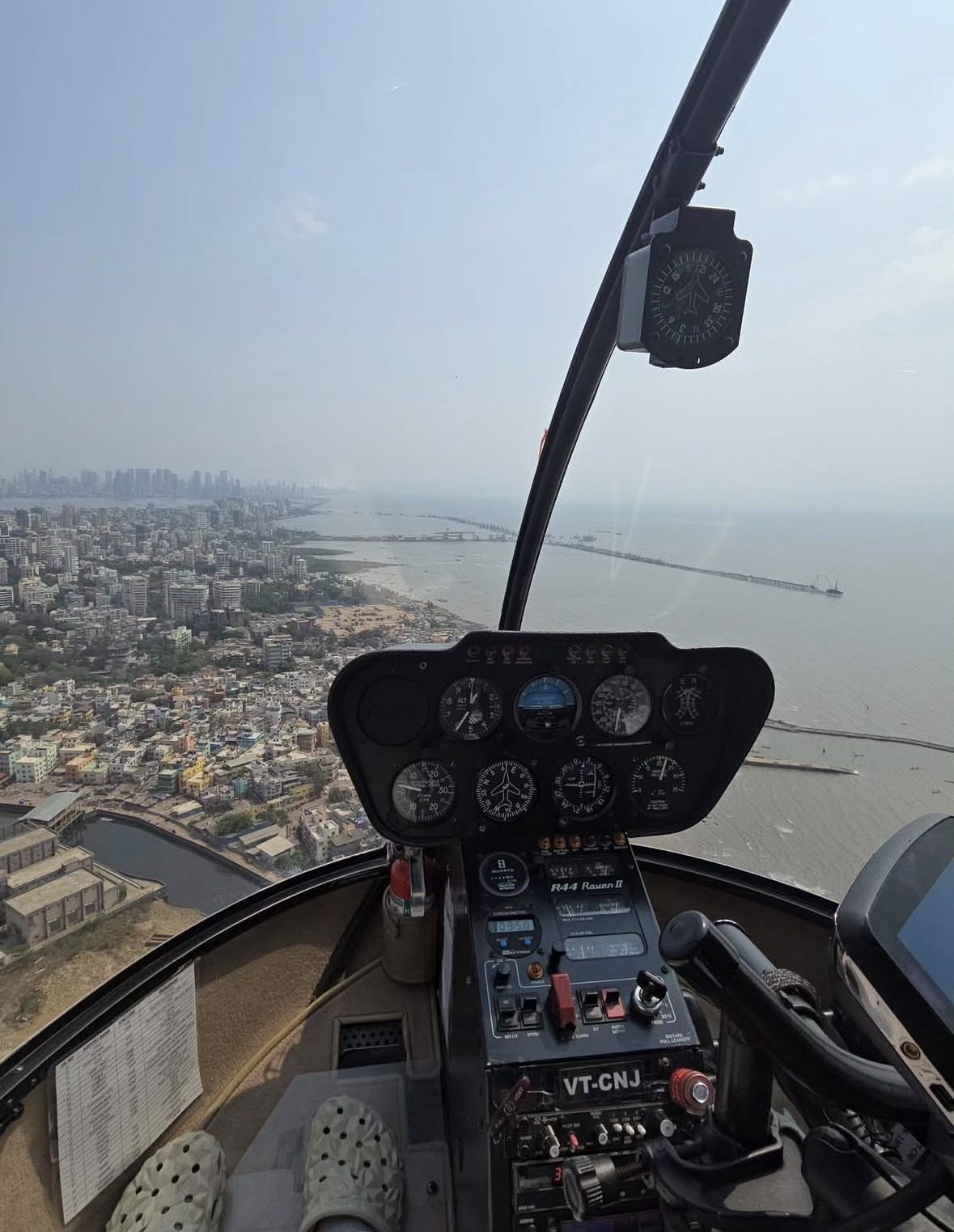 Helicopter Ride in Mumbai से पहले यात्री कैमरा गियर तैयार करते और ज़रूरी सामान पैक करते हुए